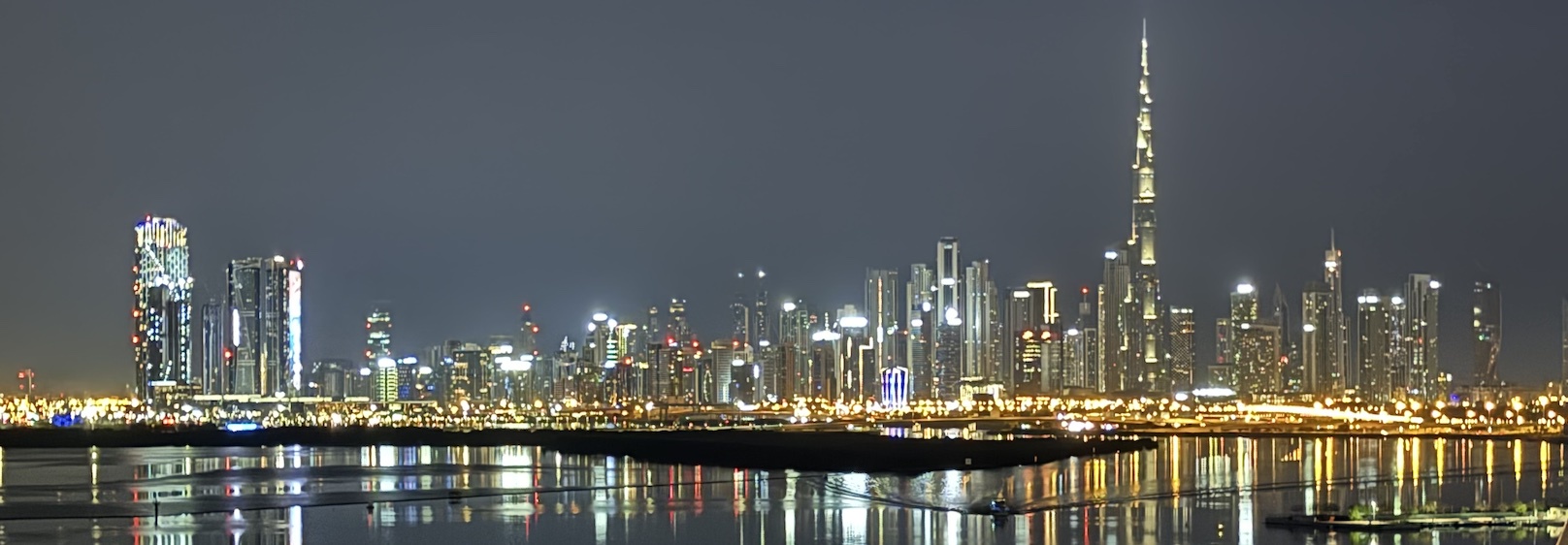 Dubai Skyline bei Nacht
